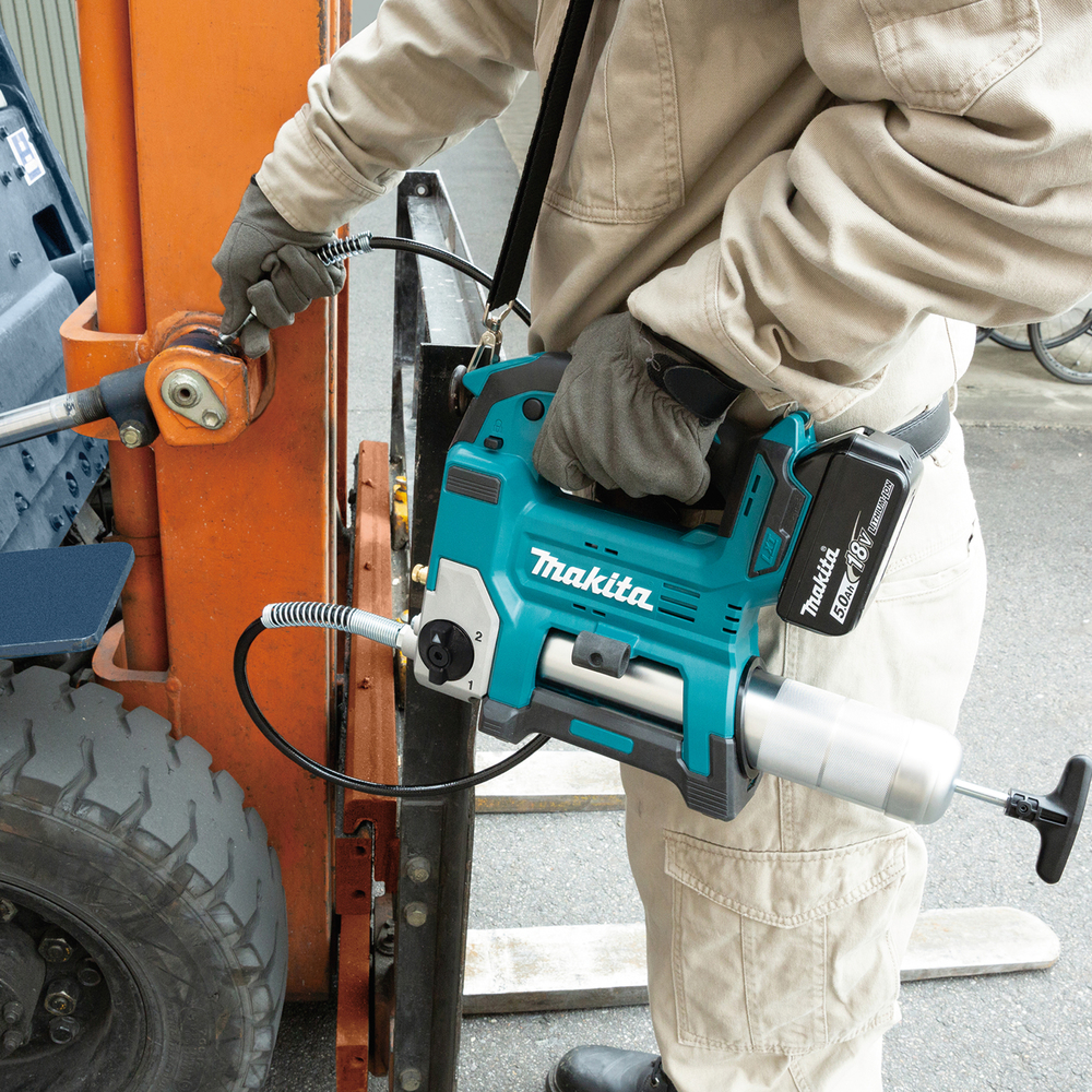 Grease gun Makita DGP180Z 18V. Maximum pressure 690 bar, flow rate 290ml/min, hose 120cm, shoulder strap. Body version