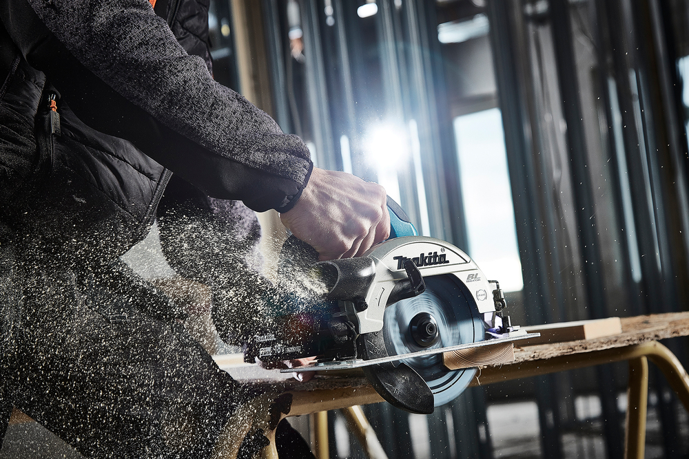 Pyörösaha puulle Makita DHS660Z 18V, hiiliharjaton, sahaus 57mm, terä 165x20 Z=25. Runkoversio