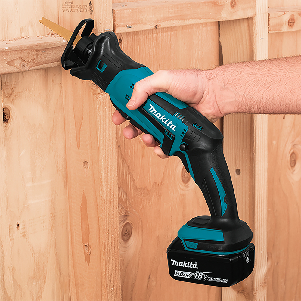 Puukkosaha Makita DJR183Z 18V, kaksi käyttökytkintä, 1,7kg, puukkosahanterille. Runkoversio