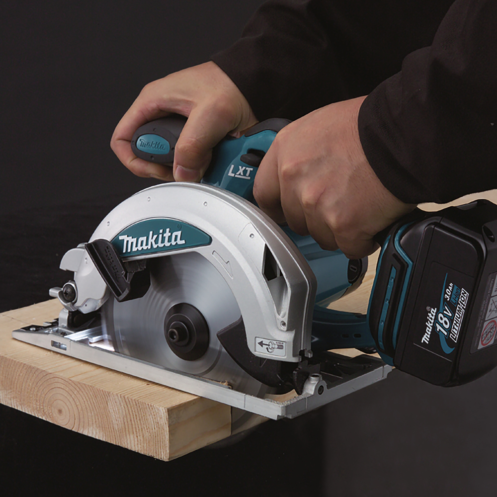 Pyörösaha puulle Makita DSS610Z 18V, sahaus 57mm, terä 165x20 Z=24. Runkoversio DSS610Z