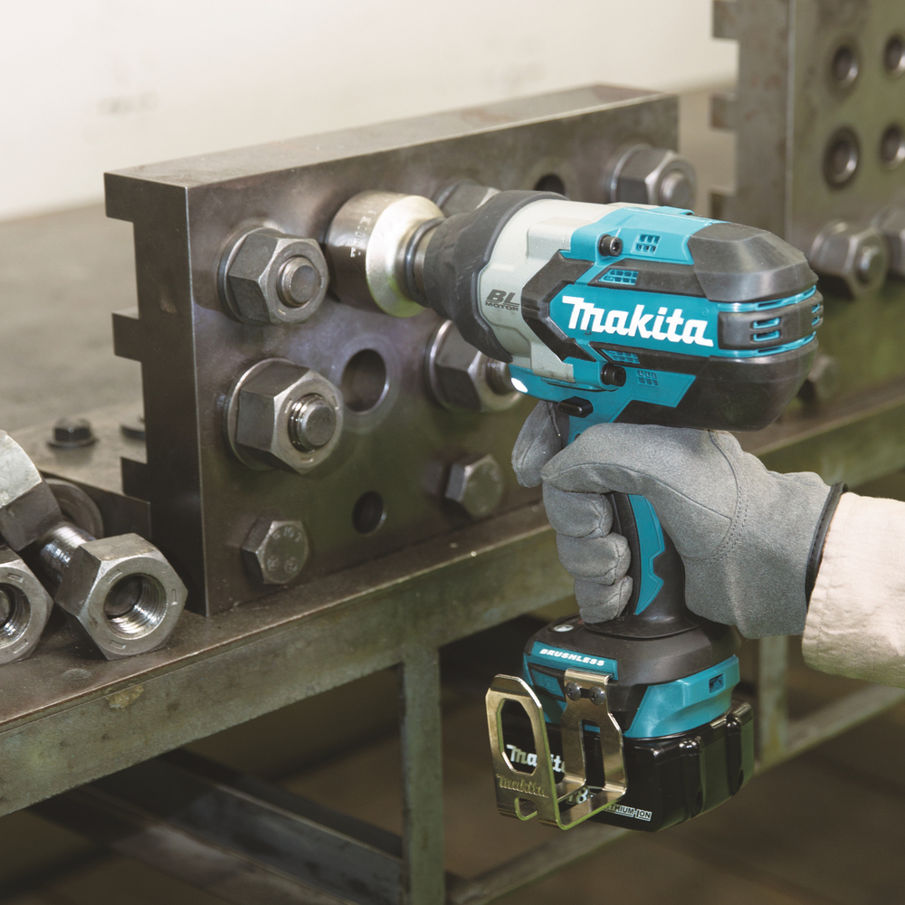 Mutterinväännin Makita DTW1001RTJ 18V, 2x5,0Ah, 3/4" kitkarenkaalla, 1050Nm, hiiliharjaton