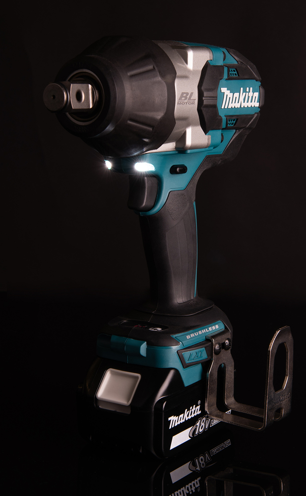 Mutterinväännin Makita DTW1001RTJ 18V, 2x5,0Ah, 3/4" kitkarenkaalla, 1050Nm, hiiliharjaton