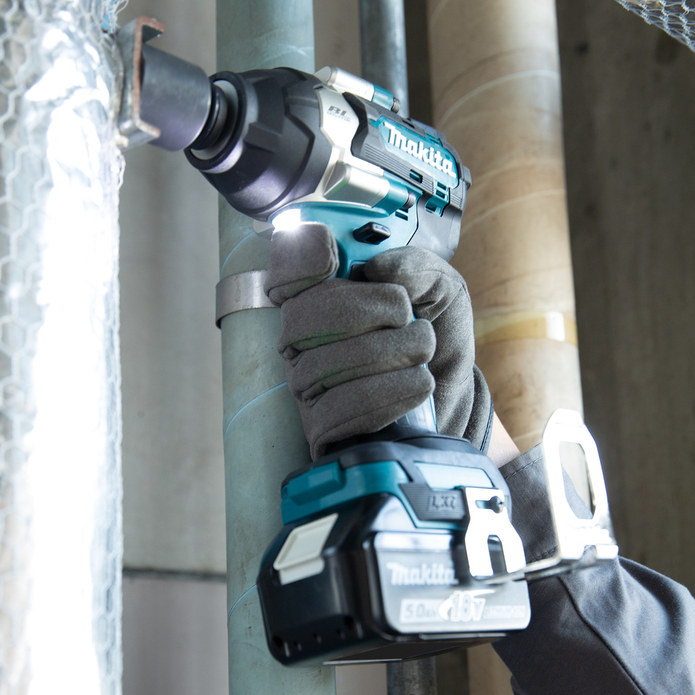 Mutterinväännin Makita DTW700RTJ 18V, 2x5,0Ah, 1/2" kitkarenkaalla, 700Nm, hiiliharjaton