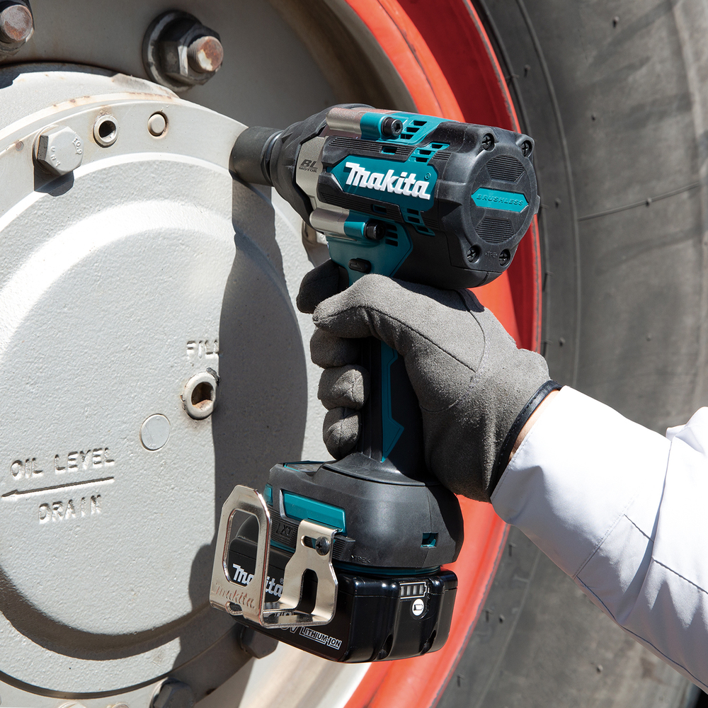 Mutterinväännin Makita DTW700RTJ 18V, 2x5,0Ah, 1/2" kitkarenkaalla, 700Nm, hiiliharjaton