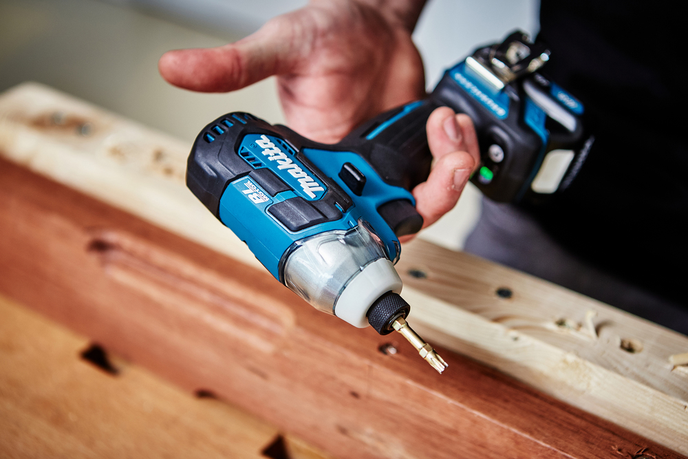 Iskevä ruuvinväännin Makita TD111DSAJ CXT, 2x2,0Ah, 135 Nm, hiiliharjaton